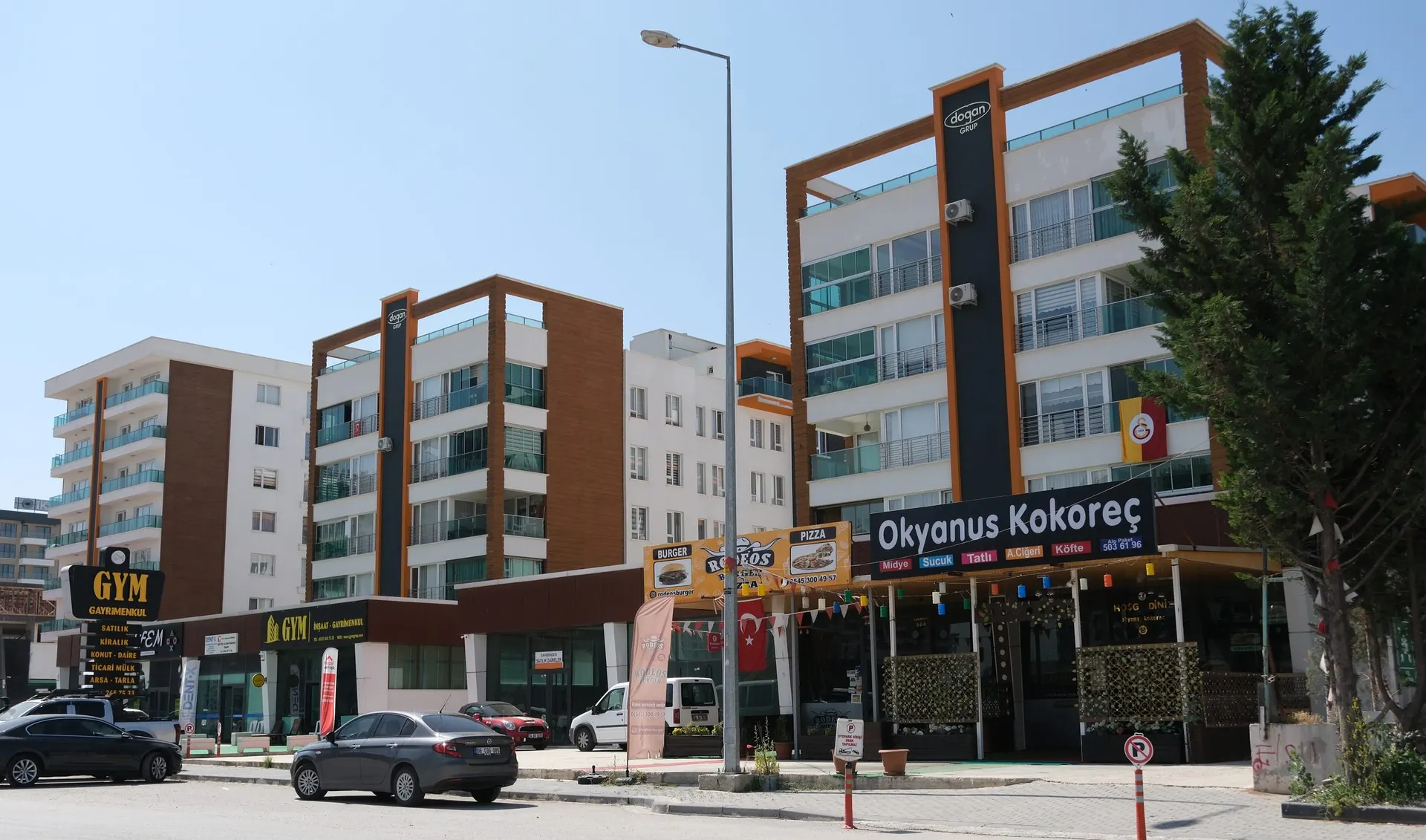 Bloklar ve caddeye cepheli ticari üniteler